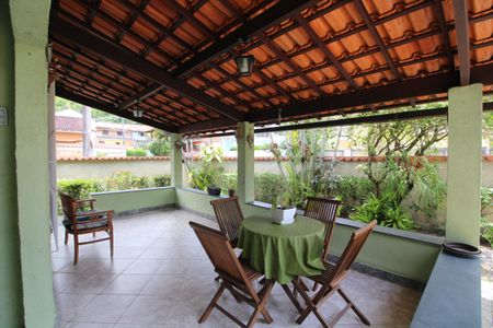 Casa de condomínio à venda com 194m², 4 quartos e 1 vagaVaranda