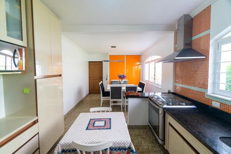 Casa à venda com 250m², 3 quartos e 2 vagas Casa à venda com 250m², 3 quartos e 2 vagasCozinha