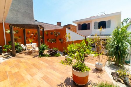 Casa à venda com 250m², 3 quartos e 2 vagas Casa à venda com 250m², 3 quartos e 2 vagasQuintal