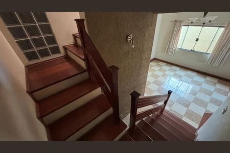 Casa à venda com 343m², 5 quartos e 5 vagasEscada