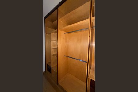 Casa à venda com 343m², 5 quartos e 5 vagasSuíte 2 Closet