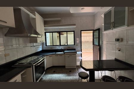 Casa à venda com 343m², 5 quartos e 5 vagasCozinha