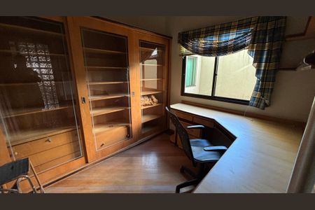 Casa à venda com 343m², 5 quartos e 5 vagasEscritório