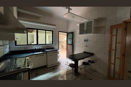 Casa à venda com 343m², 5 quartos e 5 vagasCozinha