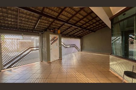 Casa à venda com 343m², 5 quartos e 5 vagasQuintal - Garagem