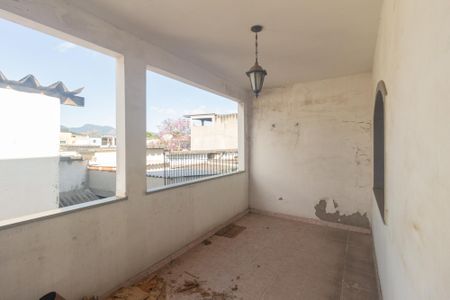 Casa para alugar com 317m², 3 quartos e 1 vaga Casa para alugar com 317m², 3 quartos e 1 vagaVaranda