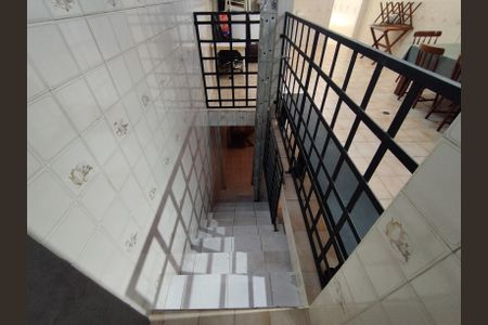 Casa à venda com 324m², 3 quartos e 6 vagasEscada para Porão 