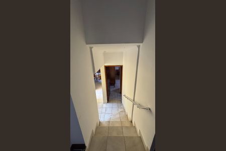 Casa para alugar com 200m², 5 quartos e 4 vagas Casa para alugar com 200m², 5 quartos e 4 vagasEscada