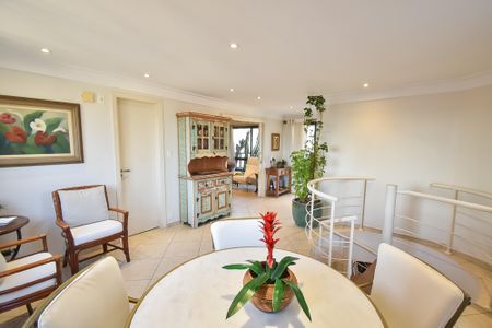 Apartamento à venda com 230m², 3 quartos e 3 vagasSala piso superior