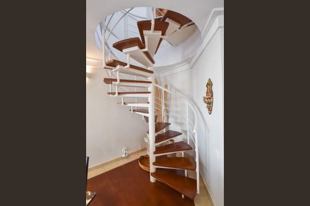 Apartamento à venda com 230m², 3 quartos e 3 vagasEscada caracol da sala