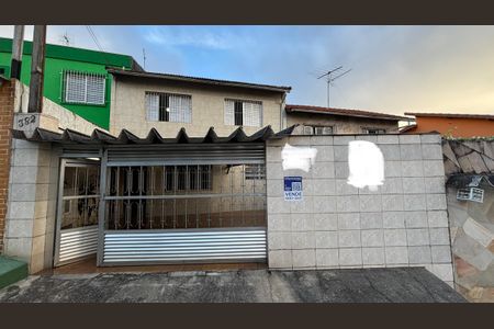 Casa à venda com 109m², 3 quartos e 2 vagas Casa à venda com 109m², 3 quartos e 2 vagasFachada