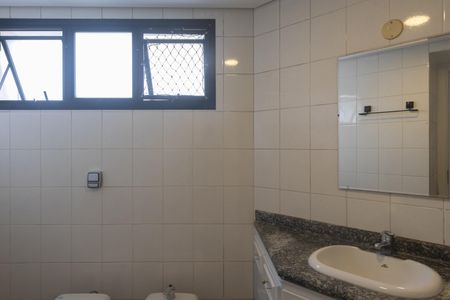 Apartamento para alugar com 240m², 5 quartos e 3 vagasBanheiro da Suíte 2