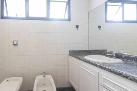 Apartamento para alugar com 240m², 5 quartos e 3 vagasBanheiro da Suíte 1