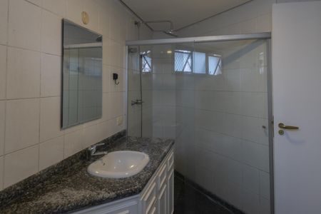 Apartamento para alugar com 240m², 5 quartos e 3 vagasBanheiro da Suíte 2