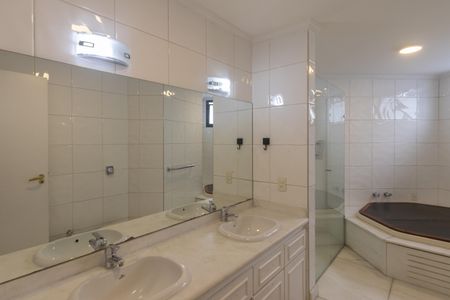 Apartamento para alugar com 240m², 5 quartos e 3 vagasBanheiro da Suíte 3