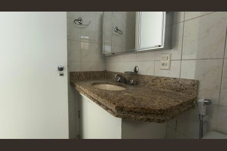 Apartamento à venda com 83m², 2 quartos e 2 vagasBanheiro da Suíte 1