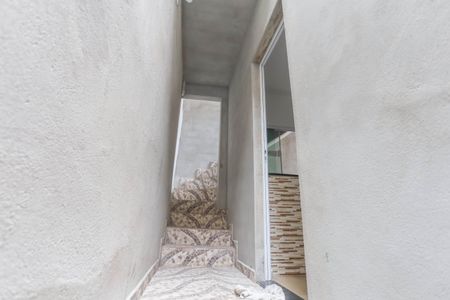 Casa para alugar com 50m², 2 quartos e 1 vaga Casa para alugar com 50m², 2 quartos e 1 vagaEscada de entrada