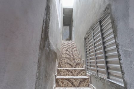 Casa para alugar com 50m², 2 quartos e 1 vaga Casa para alugar com 50m², 2 quartos e 1 vagaEscada de entrada