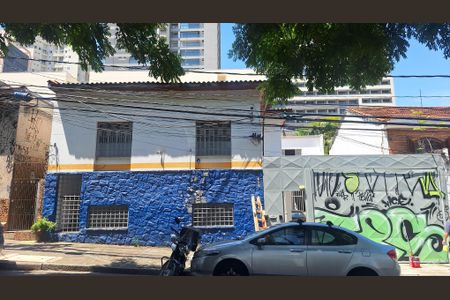 Casa para alugar com 400m², 4 quartos e 6 vagasFachada
