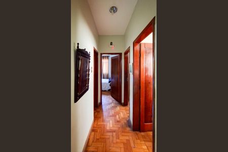 Casa à venda com 245m², 5 quartos e 2 vagasCorredor