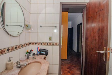 Casa à venda com 342m², 7 quartos e 6 vagasBanheiro Social do Piso Superior