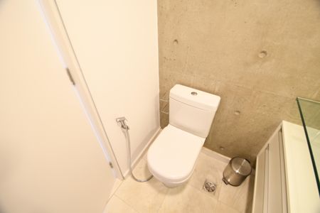 Banheiro de apartamento à venda com 1 quarto, 70m² em Cambuí, Campinas