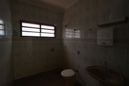 Casa para alugar com 262m², 4 quartos e 4 vagas Casa para alugar com 262m², 4 quartos e 4 vagasBanheiro da Suíte