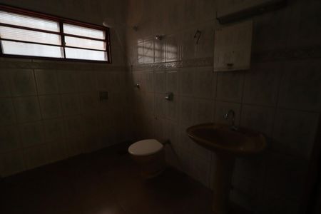 Casa para alugar com 262m², 4 quartos e 4 vagas Casa para alugar com 262m², 4 quartos e 4 vagasBanheiro da Suíte