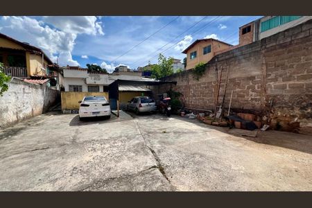 Casa à venda com 156m², 2 quartos e 8 vagas Casa à venda com 156m², 2 quartos e 8 vagasQuintal