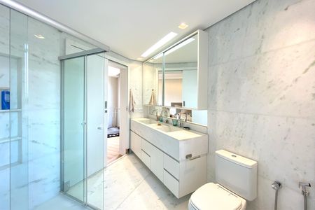 Apartamento à venda com 372m², 4 quartos e 5 vagasBanheiro da Suíte 1