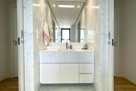 Apartamento à venda com 372m², 4 quartos e 5 vagasBanheiro das semi suites