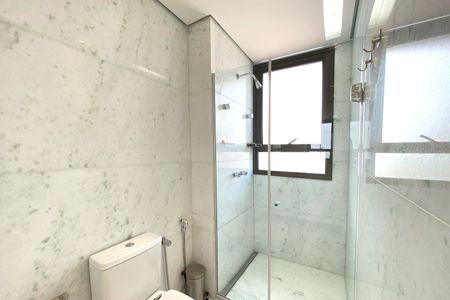 Apartamento à venda com 372m², 4 quartos e 5 vagasBanheiro das semi suites