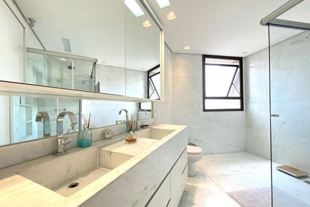 Apartamento à venda com 372m², 4 quartos e 5 vagasBanheiro da Suíte 1