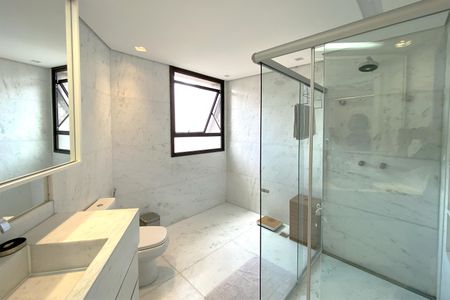 Apartamento à venda com 372m², 4 quartos e 5 vagasBanheiro da Suíte 1