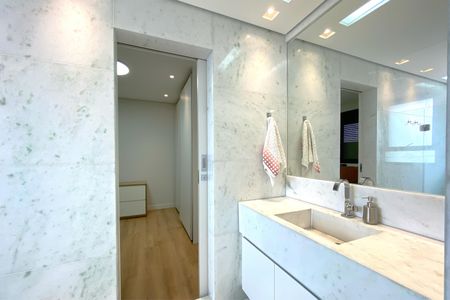 Apartamento à venda com 372m², 4 quartos e 5 vagasBanheiro das semi suites