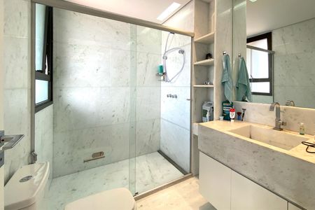 Apartamento à venda com 372m², 4 quartos e 5 vagasBanheiro da Suíte 2