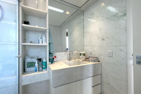 Apartamento à venda com 372m², 4 quartos e 5 vagasBanheiro da Suíte 2