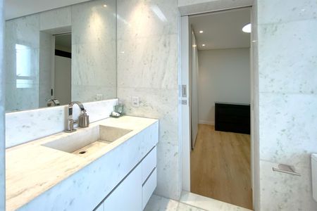 Apartamento à venda com 372m², 4 quartos e 5 vagasBanheiro das semi suites