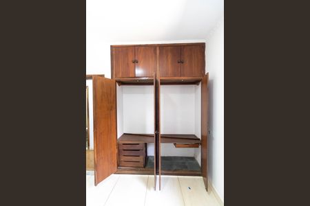 Casa à venda com 150m², 4 quartos e 4 vagasQuarto 02 - armário