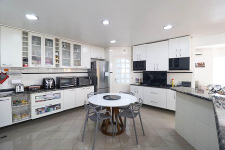 Casa à venda com 349m², 4 quartos e 4 vagas Casa à venda com 349m², 4 quartos e 4 vagasCozinha