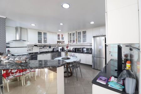 Casa à venda com 349m², 4 quartos e 4 vagas Casa à venda com 349m², 4 quartos e 4 vagasCozinha