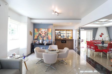 Casa à venda com 349m², 4 quartos e 4 vagas Casa à venda com 349m², 4 quartos e 4 vagasSala 2