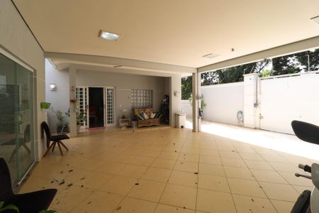 Casa à venda com 349m², 4 quartos e 4 vagas Casa à venda com 349m², 4 quartos e 4 vagasGaragem