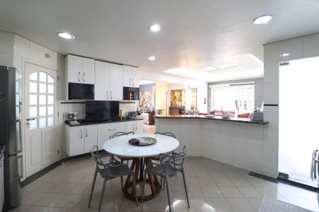 Casa à venda com 349m², 4 quartos e 4 vagas Casa à venda com 349m², 4 quartos e 4 vagasCozinha