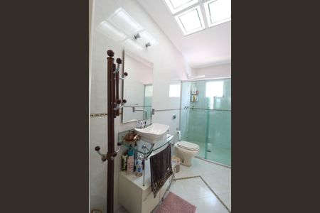 Casa à venda com 349m², 4 quartos e 4 vagas Casa à venda com 349m², 4 quartos e 4 vagasBanheiro da Suíte 2