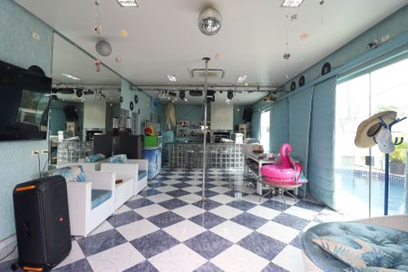 Casa à venda com 349m², 4 quartos e 4 vagas Casa à venda com 349m², 4 quartos e 4 vagasÁrea comum