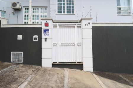 Casa à venda com 349m², 4 quartos e 4 vagas Casa à venda com 349m², 4 quartos e 4 vagasFachada