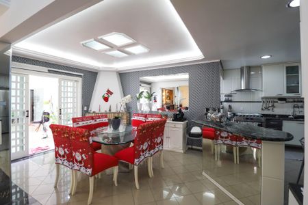 Casa à venda com 349m², 4 quartos e 4 vagas Casa à venda com 349m², 4 quartos e 4 vagasSala de jantar
