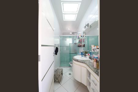 Casa à venda com 349m², 4 quartos e 4 vagas Casa à venda com 349m², 4 quartos e 4 vagasBanheiro da Suíte 1