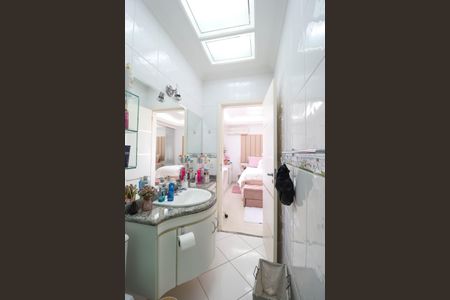 Casa à venda com 349m², 4 quartos e 4 vagas Casa à venda com 349m², 4 quartos e 4 vagasBanheiro da Suíte 1